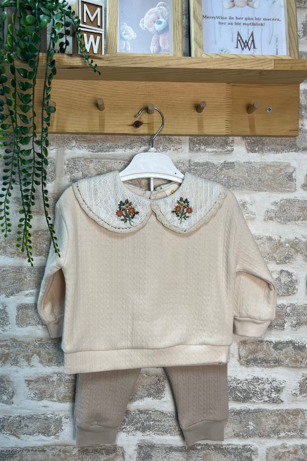 Çiçek Nakışlı Bebek Takımı - Ekru Bebe Yaka Üst ve Bordo Pantolon Kombini